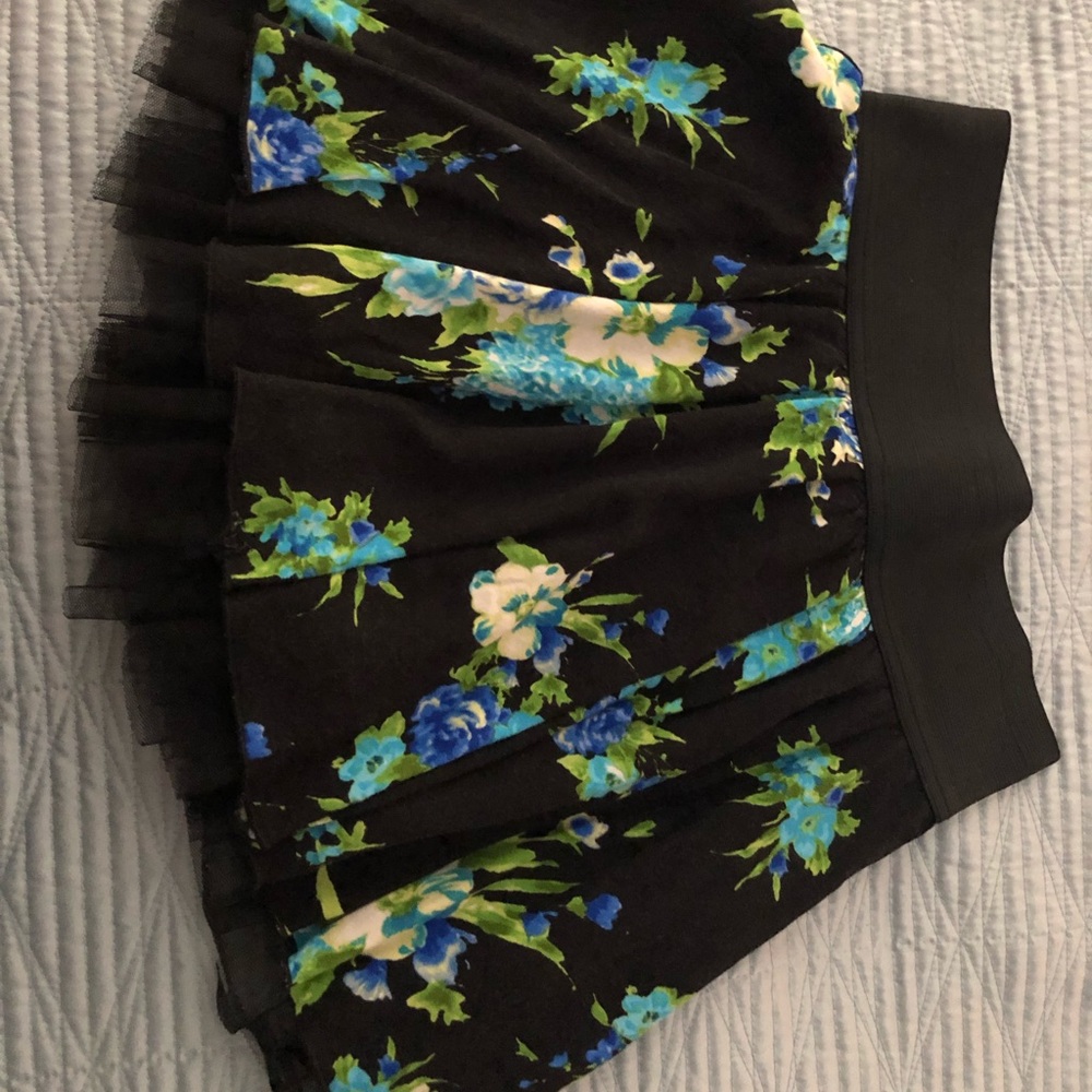 Floral print black pleated skirt